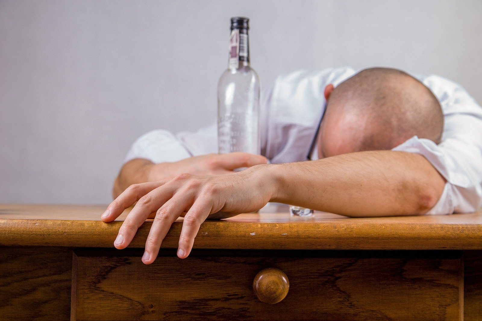 Ontslag op staande voet te zwaar middel voor dronken werknemer 1 man gc48817fdf 1920