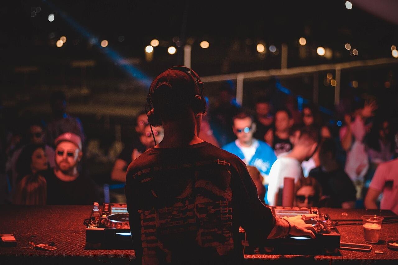 Zieke werknemer werkt op vakantie als DJ 1 music 7238254 1280