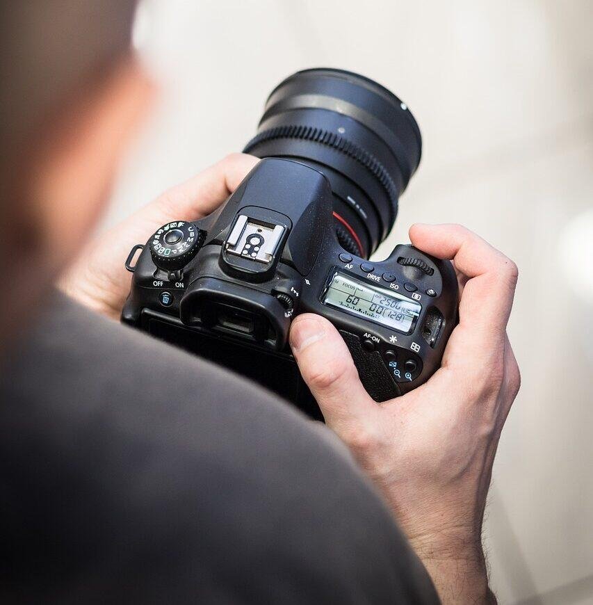 Online gepubliceerde naaktfoto’s leiden tot €10.000,-- bruto billijke vergoeding voor werknemer 1 photographer 424620 1280 e1737392669540