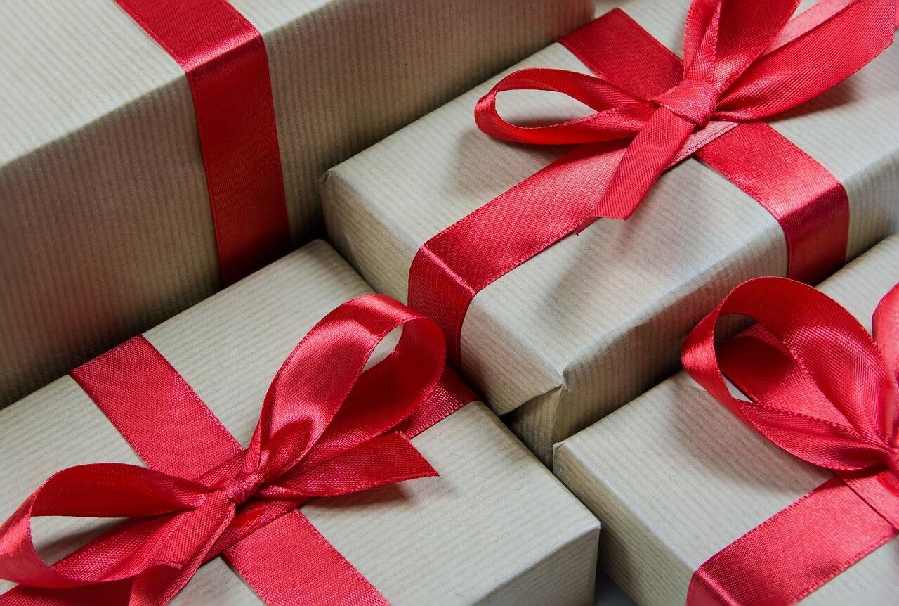 Ongepaste cadeaus of ontslag op staande voet; welke van de twee is te vergaand? 1 presents 6904620 1280